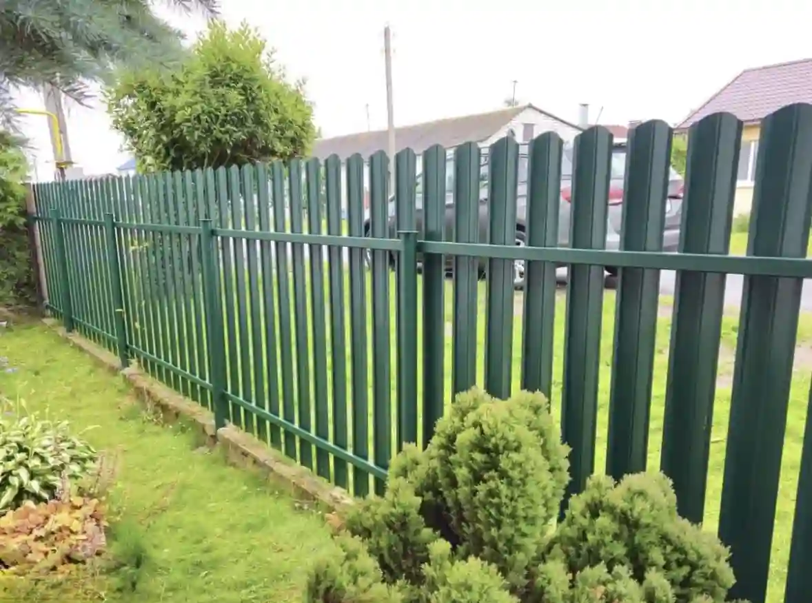 Заборы из евроштакетника — монтаж в Барнауле и Алтайском крае