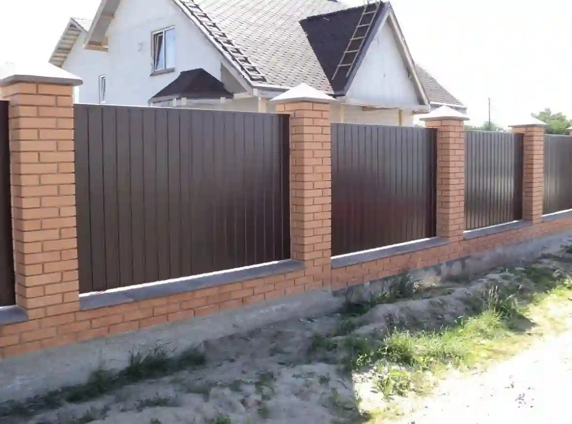 Заборы из профнастила — монтаж в Барнауле и Алтайском крае